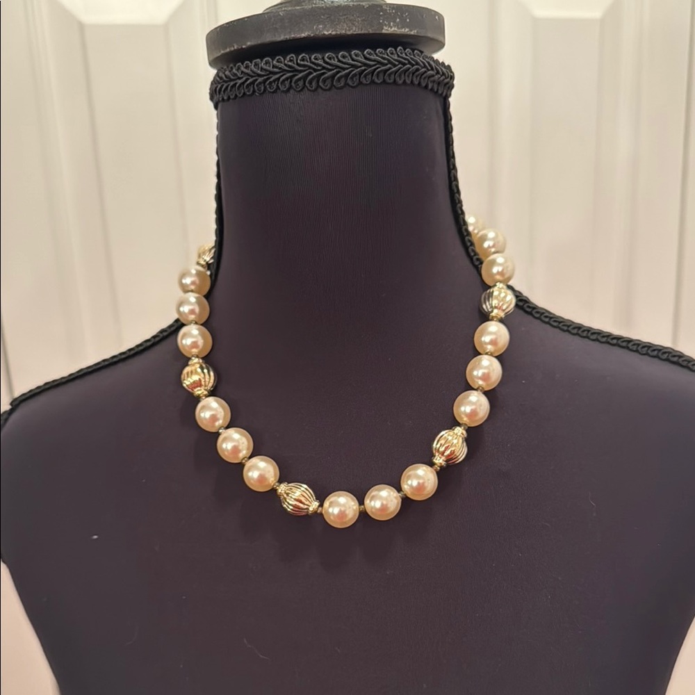 Elegant Cream and Gold tone Necklace with Lustrous Pearls tones